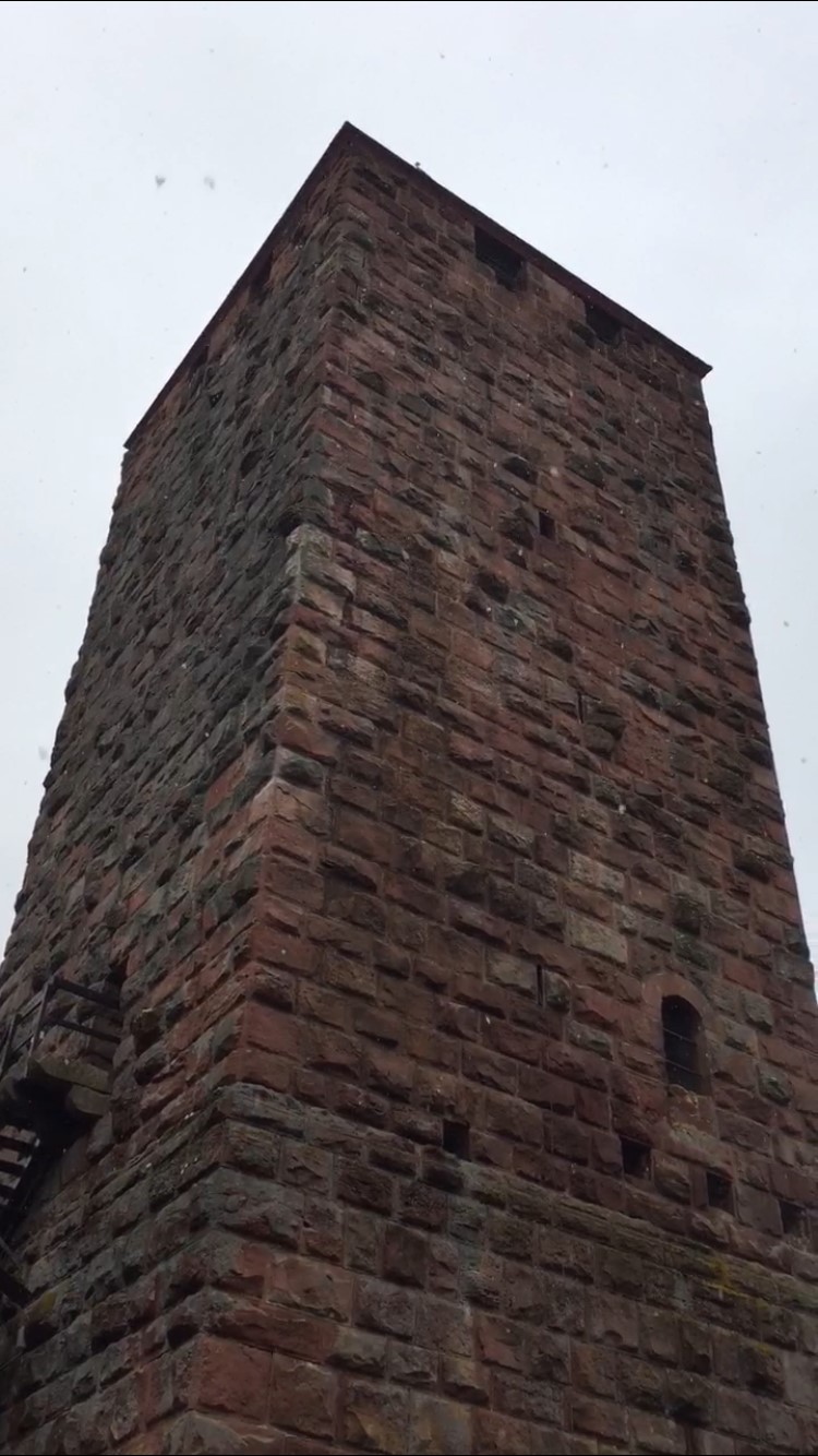 Bergfried im Schneeregen